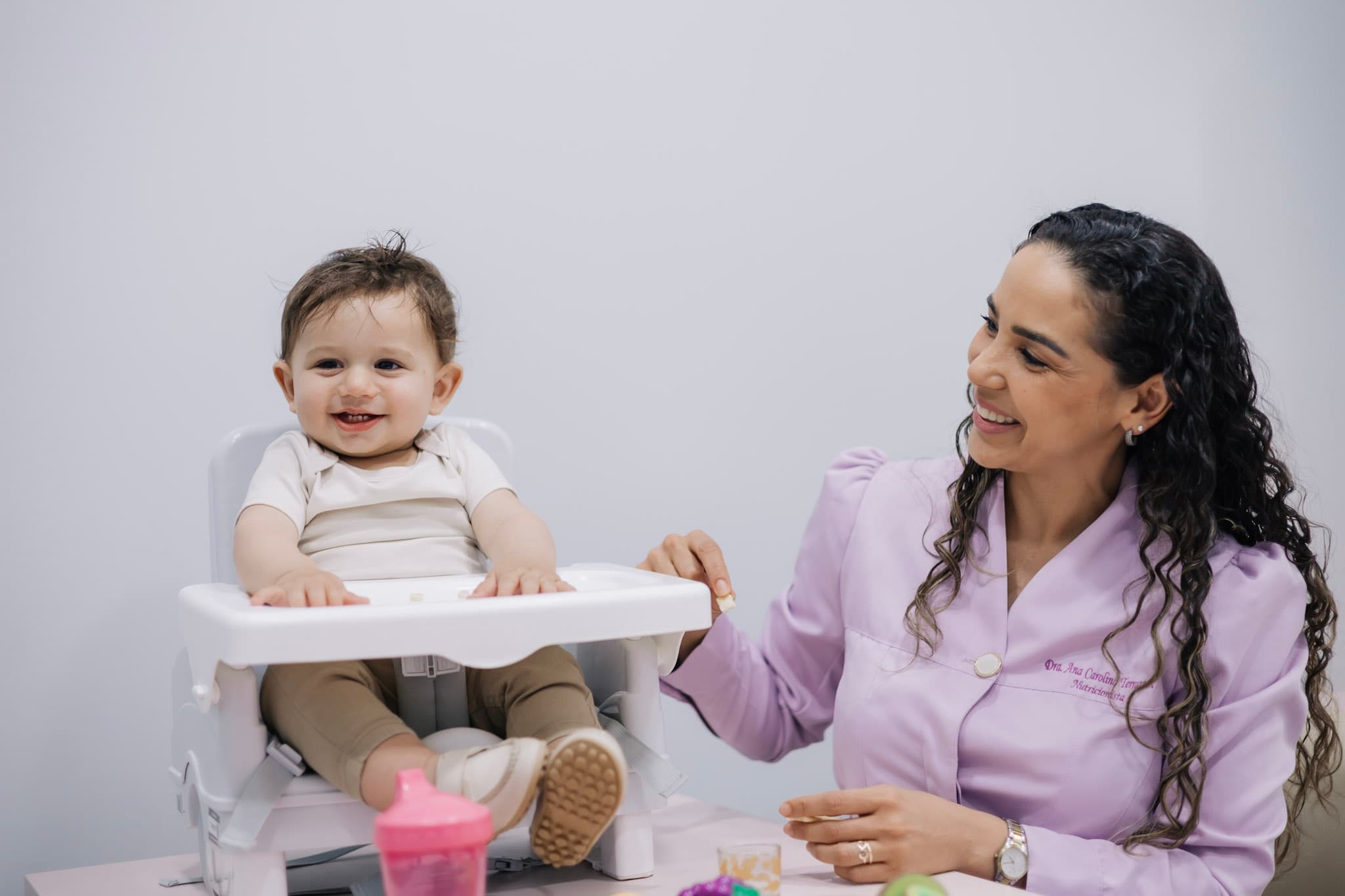 Consultora de amamentação em atendimento com bebê