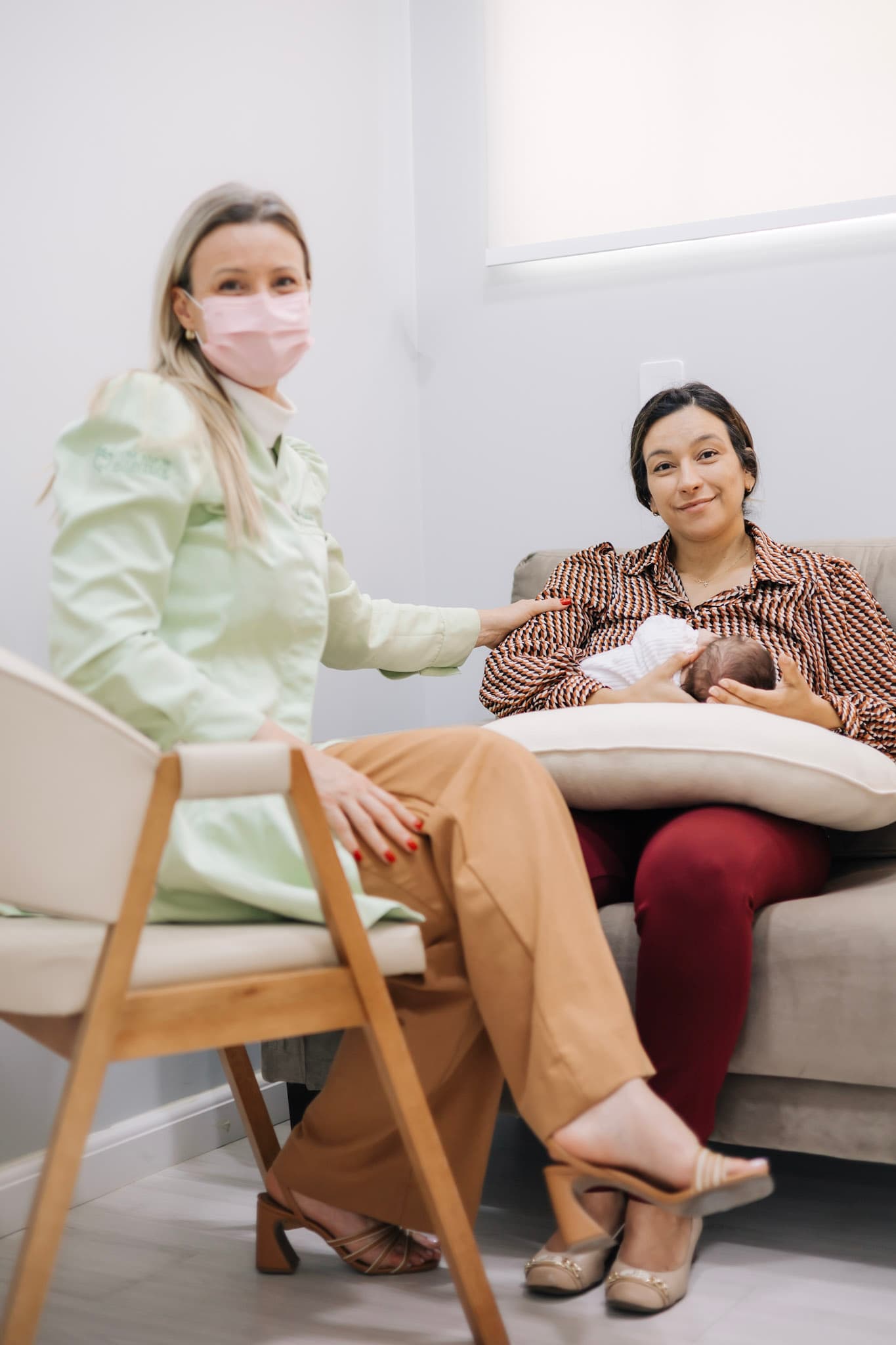 Consultora de amamentação avaliando bebê